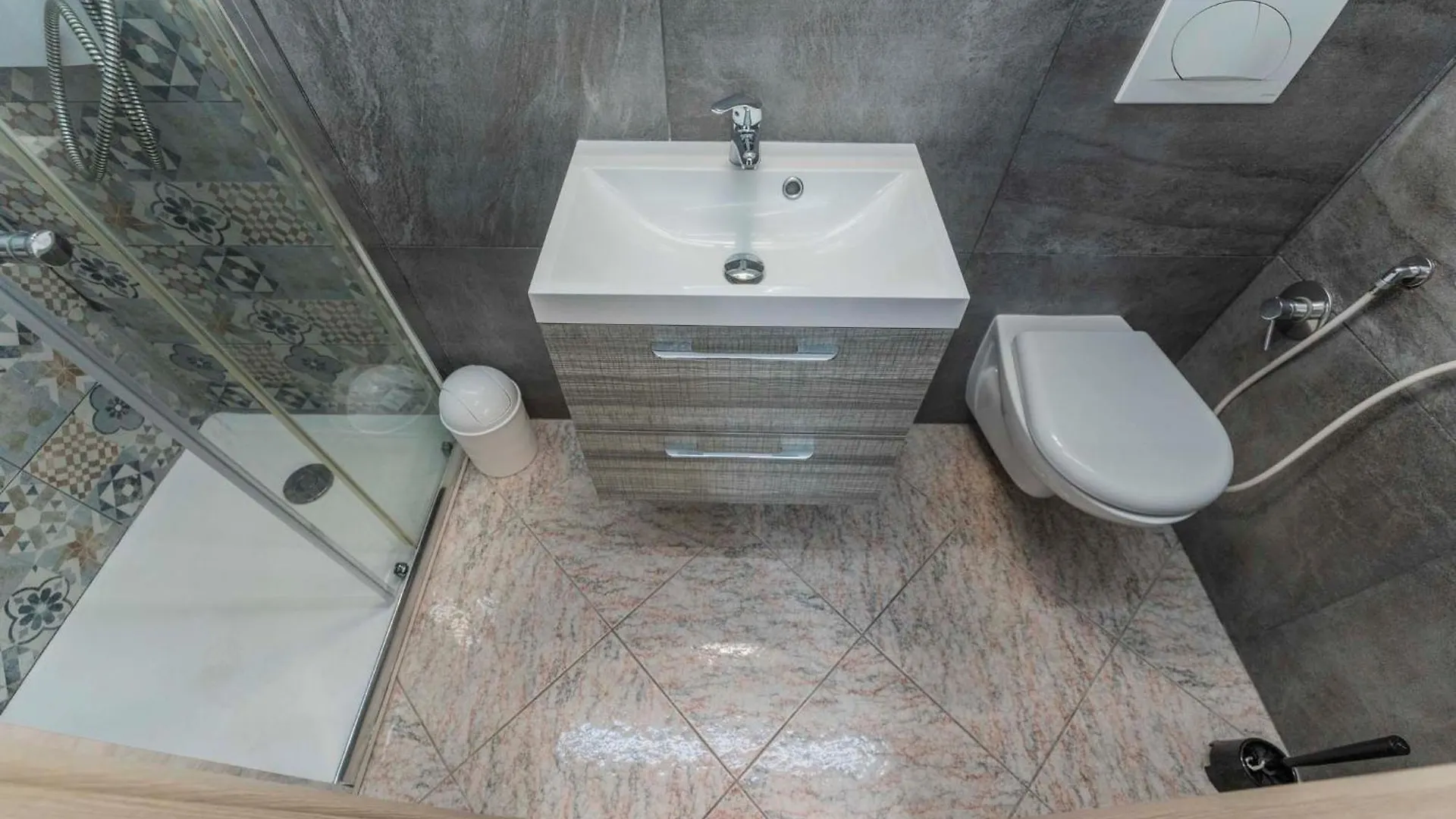 Fioravanti Apartments - San Luca Suite & Genesis House, A Pochi Passi Dalla Stazione, Vicino Al Cuore Di Bologna Italy