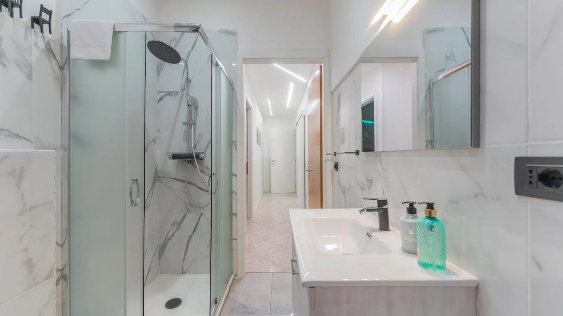 Fioravanti Apartments - San Luca Suite & Genesis House, A Pochi Passi Dalla Stazione, Vicino Al Cuore Di Bologna 0*,  Italy