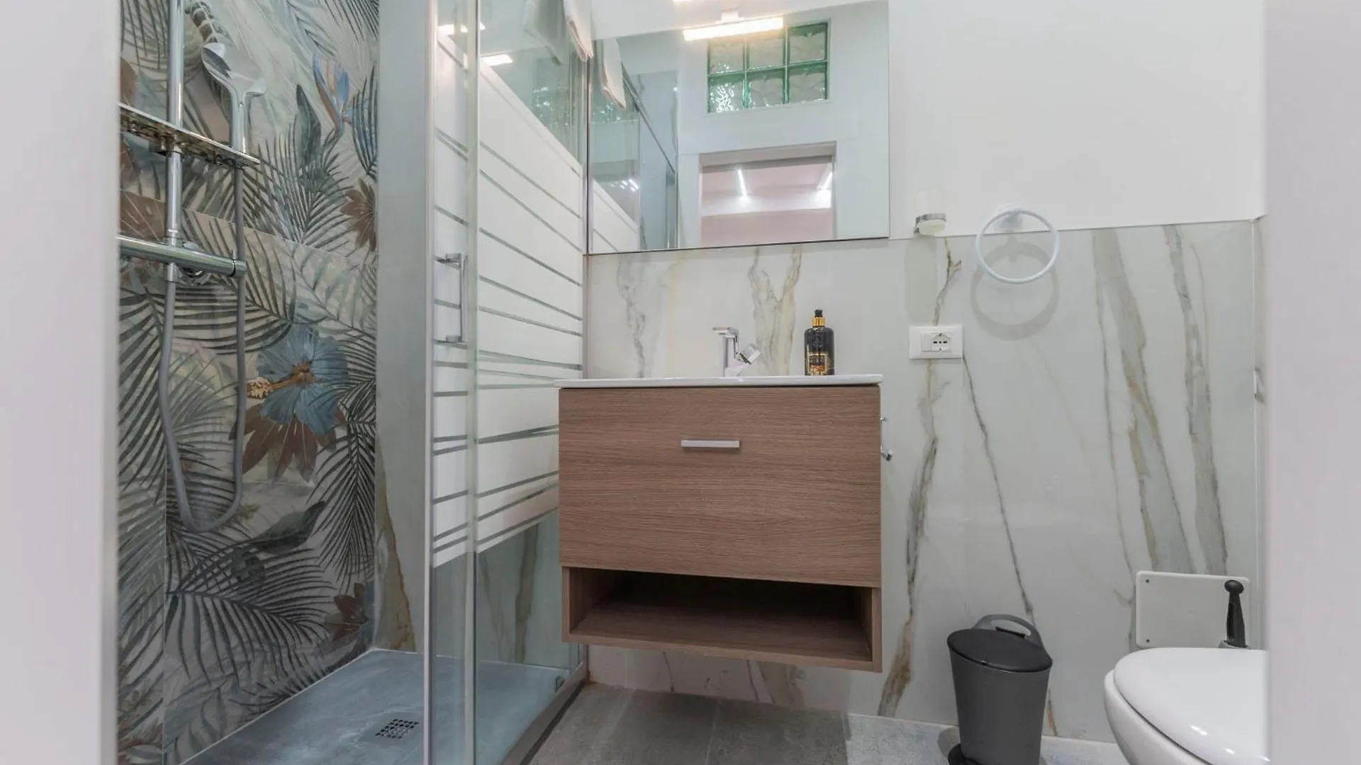 Fioravanti Apartments - San Luca Suite & Genesis House, A Pochi Passi Dalla Stazione, Vicino Al Cuore Di Bologna 0*,  Italy