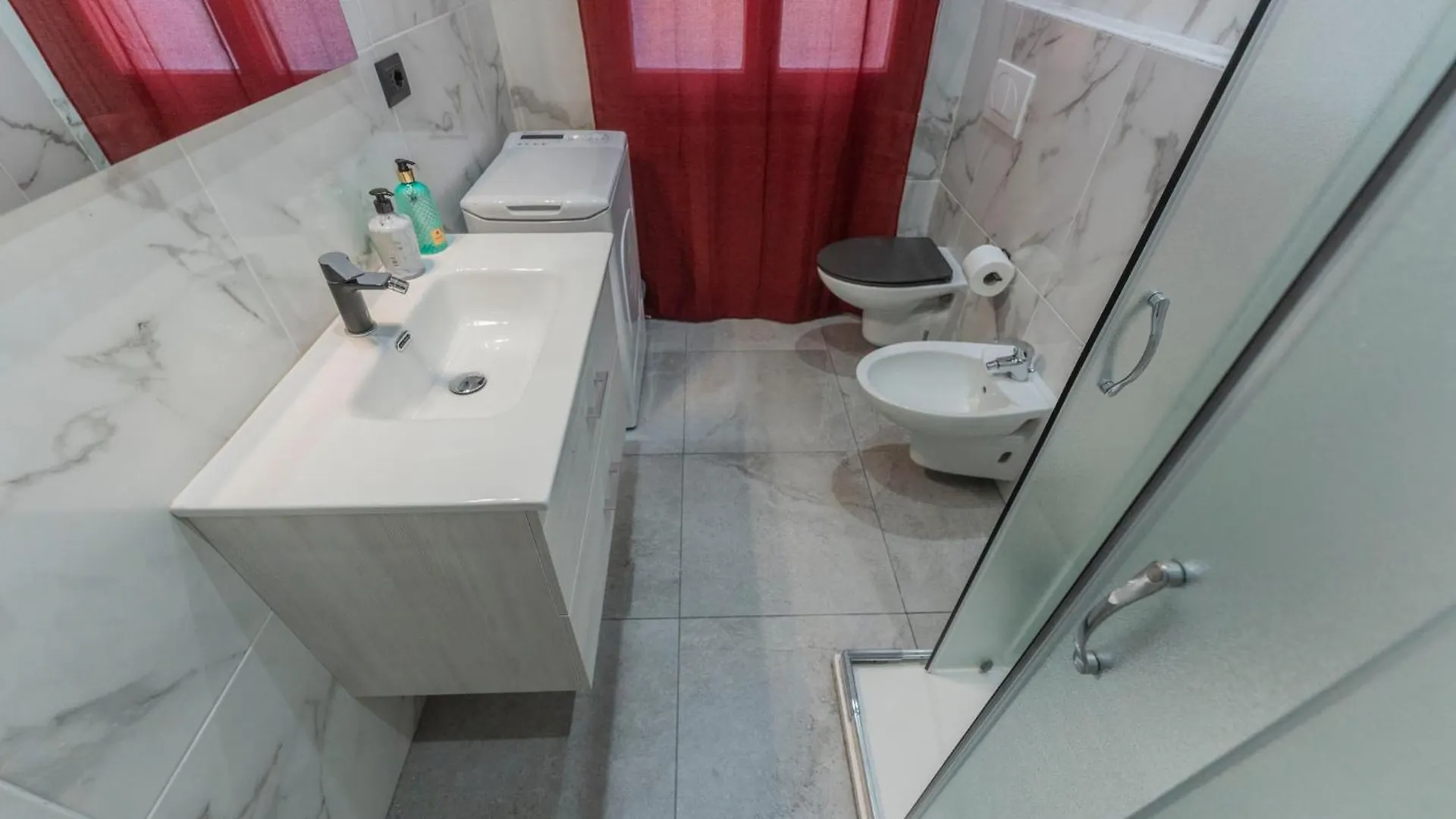 Fioravanti Apartments - San Luca Suite & Genesis House, A Pochi Passi Dalla Stazione, Vicino Al Cuore Di Bologna 0*,  Italy