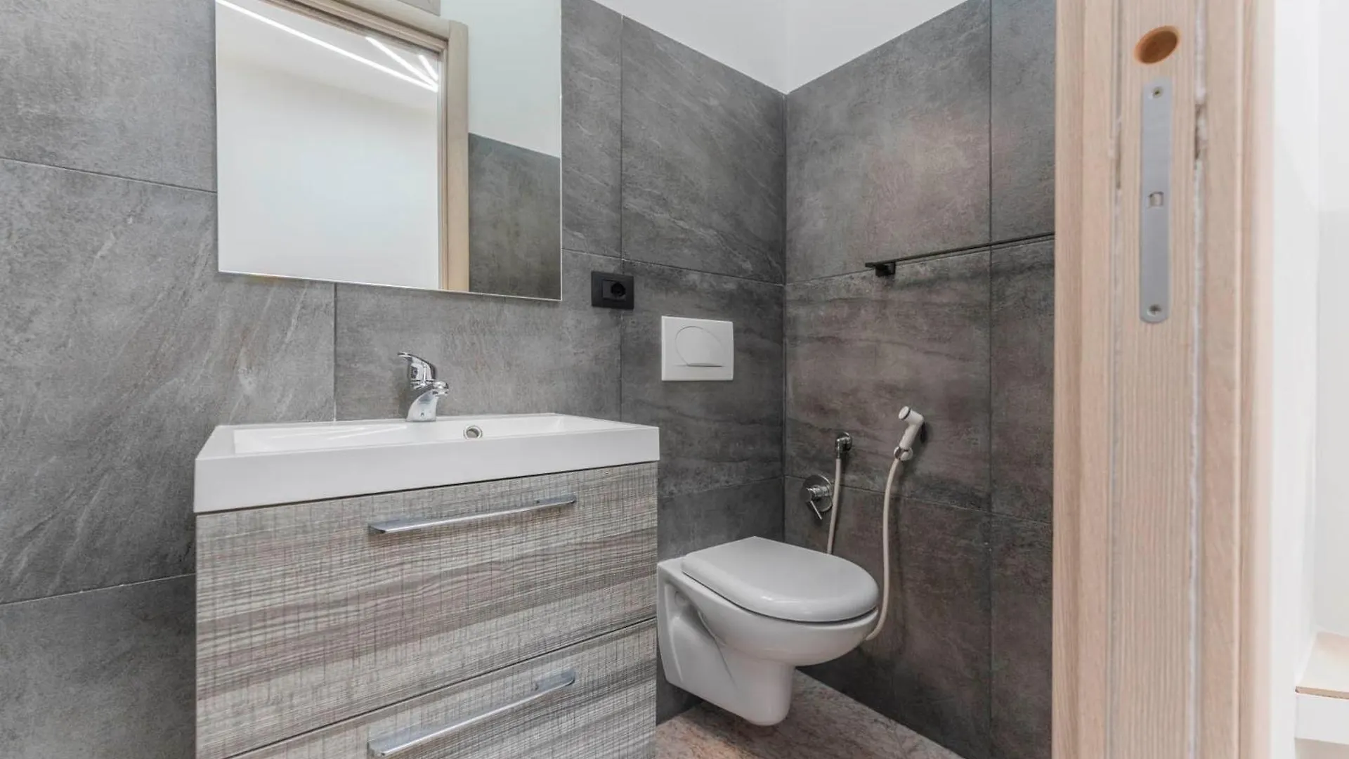 Aparthotel Fioravanti Apartments - San Luca Suite & Genesis House, A Pochi Passi Dalla Stazione, Vicino Al Cuore Di Bologna Italy