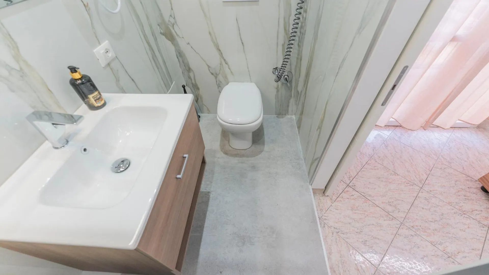 Fioravanti Apartments - San Luca Suite & Genesis House, A Pochi Passi Dalla Stazione, Vicino Al Cuore Di Bologna 0*,