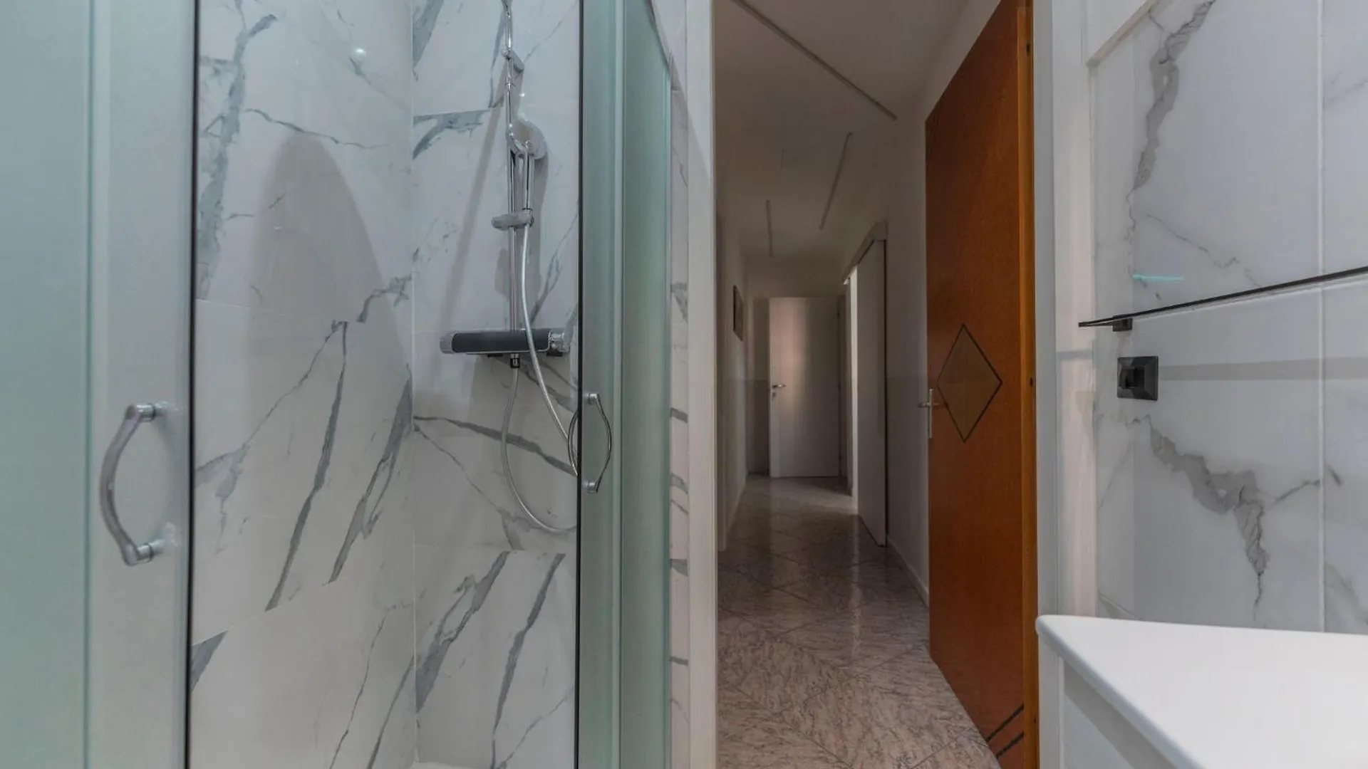 Fioravanti Apartments - San Luca Suite & Genesis House, A Pochi Passi Dalla Stazione, Vicino Al Cuore Di Bologna 0*,