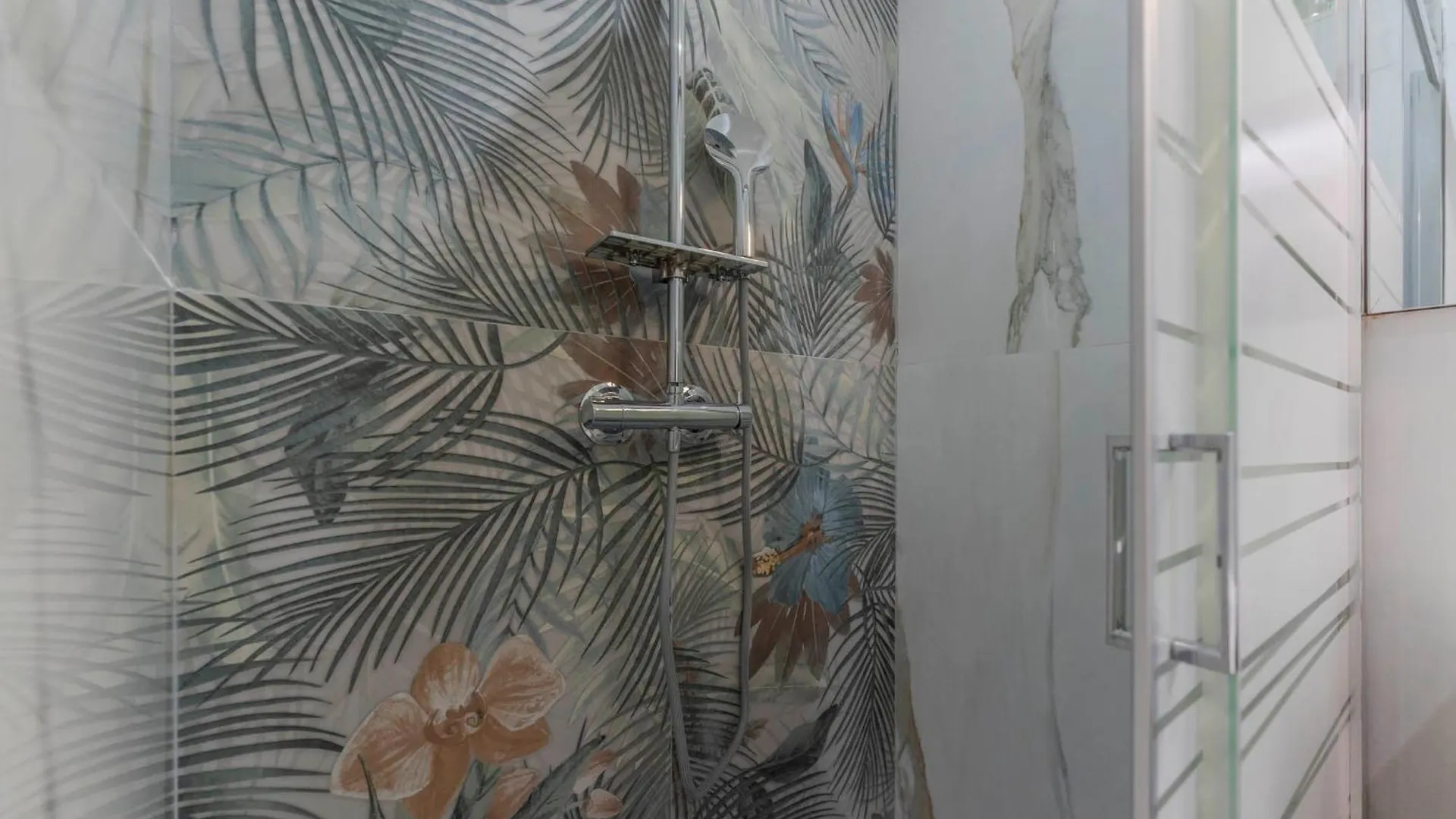 Fioravanti Apartments - San Luca Suite & Genesis House, A Pochi Passi Dalla Stazione, Vicino Al Cuore Di Bologna Italy