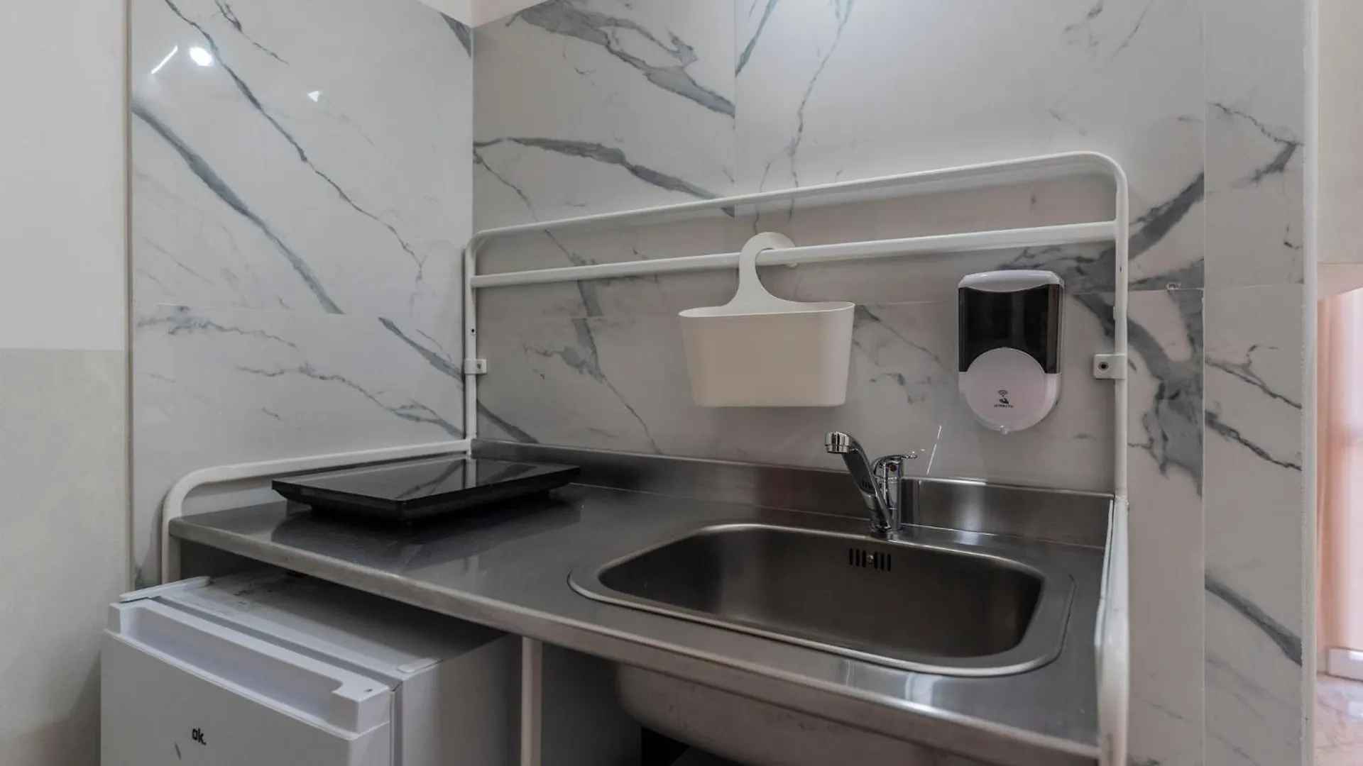 Fioravanti Apartments - San Luca Suite & Genesis House, A Pochi Passi Dalla Stazione, Vicino Al Cuore Di Bologna 0*,  Italy