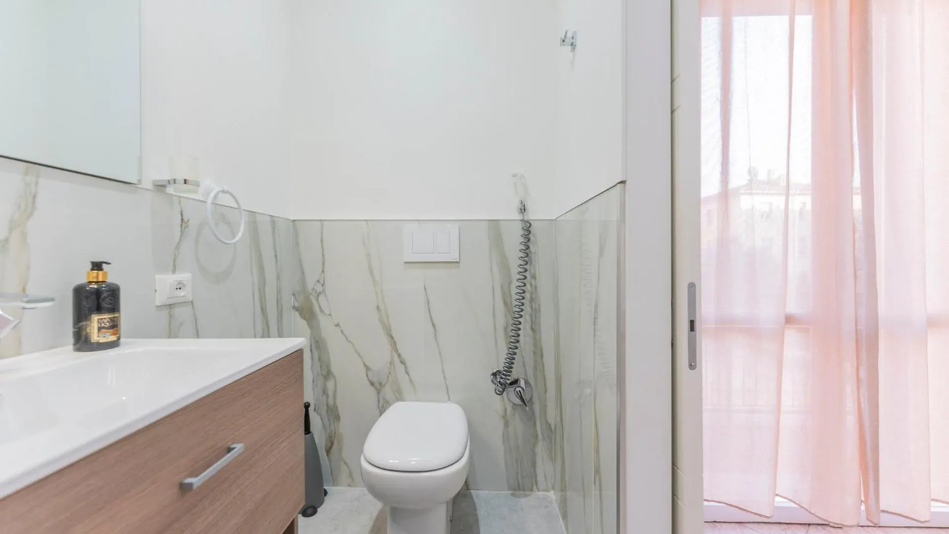 Fioravanti Apartments - San Luca Suite & Genesis House, A Pochi Passi Dalla Stazione, Vicino Al Cuore Di Bologna