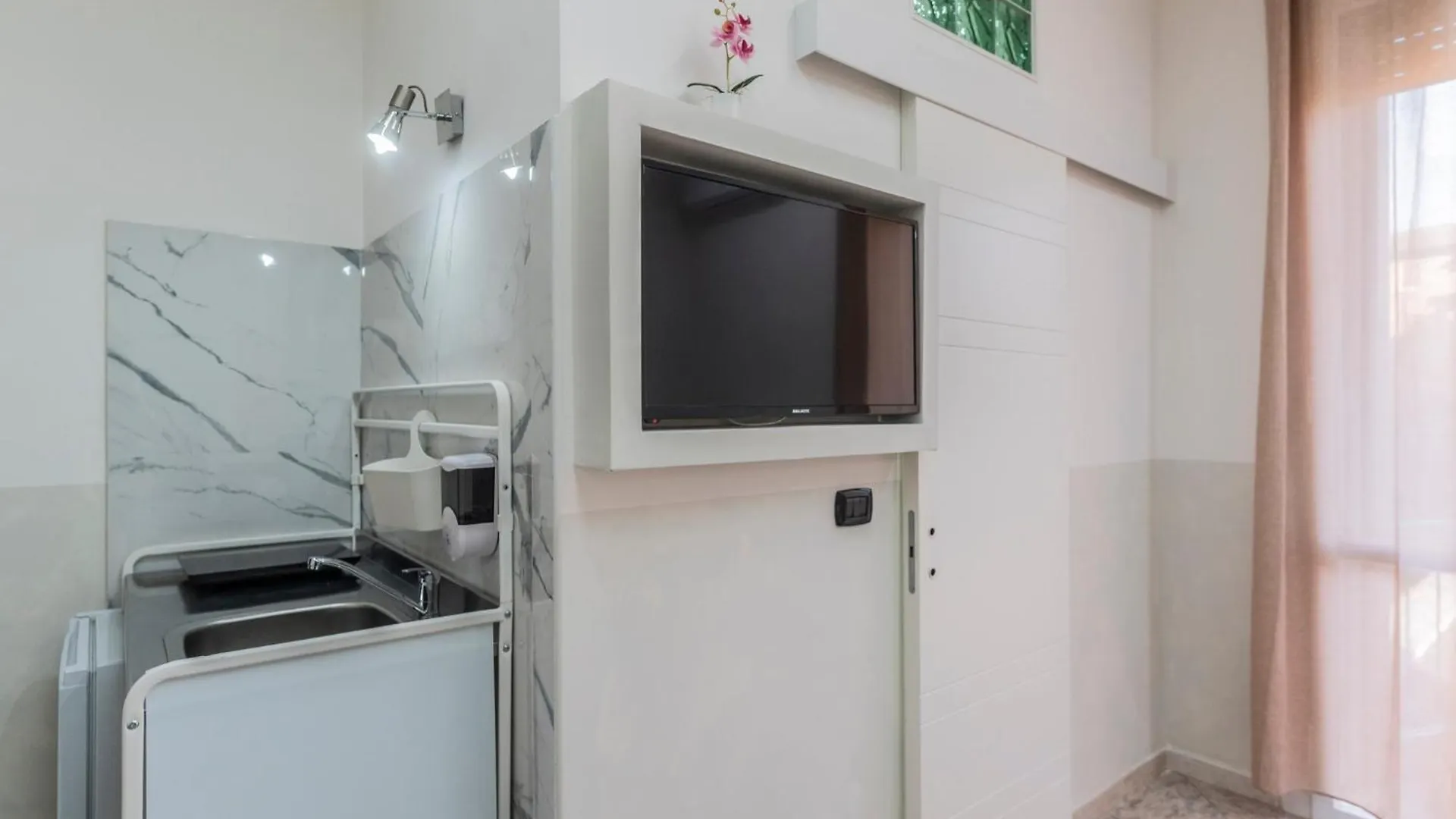 Aparthotel Fioravanti Apartments - San Luca Suite & Genesis House, A Pochi Passi Dalla Stazione, Vicino Al Cuore Di Bologna Italy