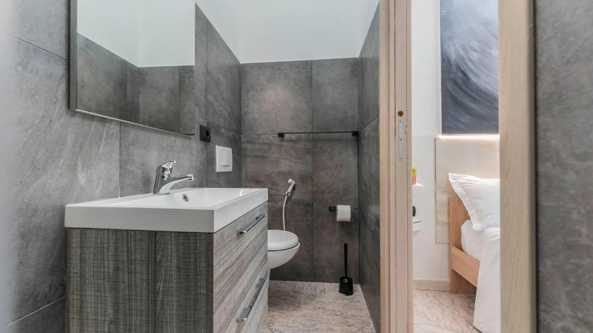 Aparthotel Fioravanti Apartments - San Luca Suite & Genesis House, A Pochi Passi Dalla Stazione, Vicino Al Cuore Di Bologna