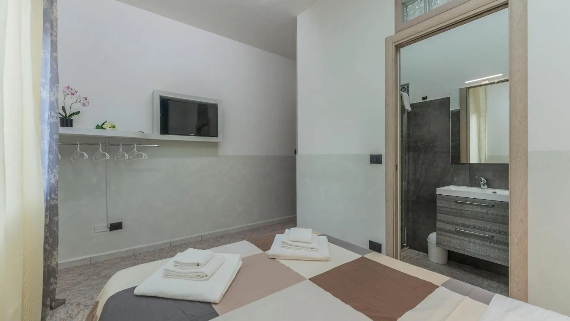 Aparthotel Fioravanti Apartments - San Luca Suite & Genesis House, A Pochi Passi Dalla Stazione, Vicino Al Cuore Di Bologna